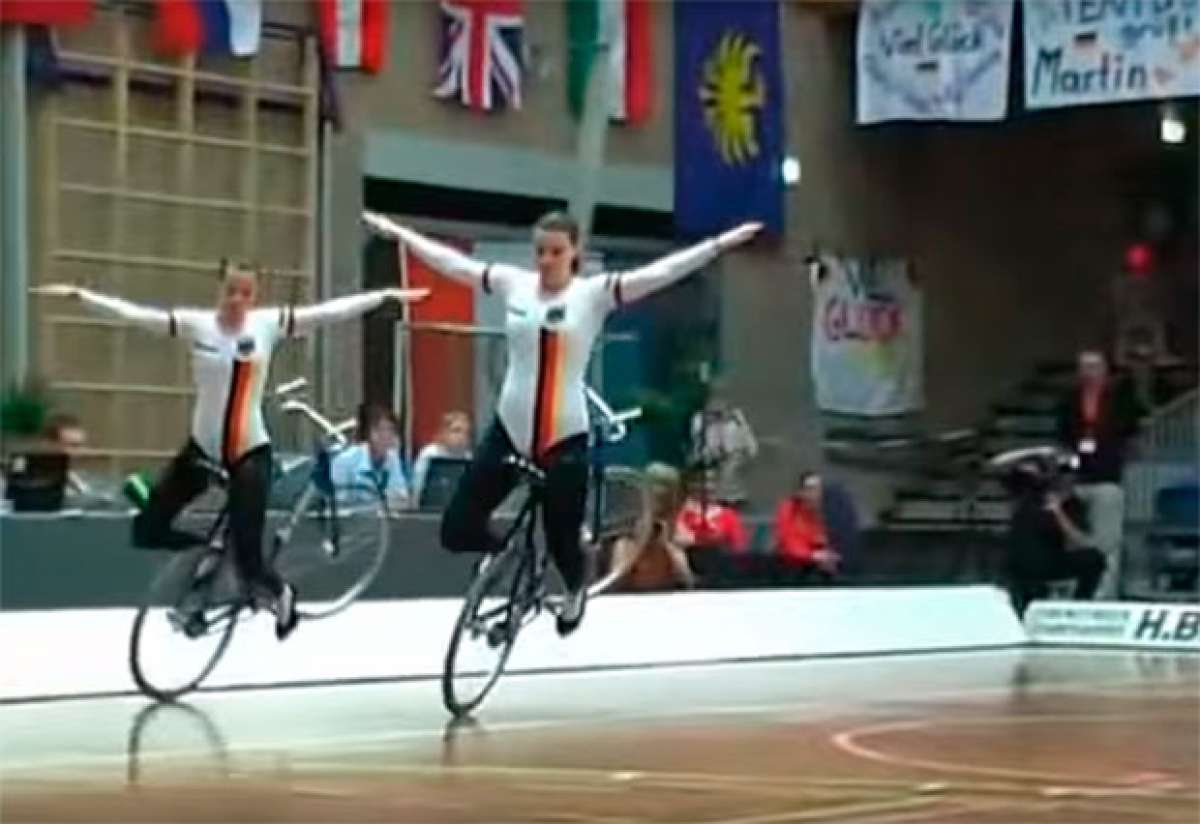 La impresionante técnica de dos chicas sobre una bicicleta
