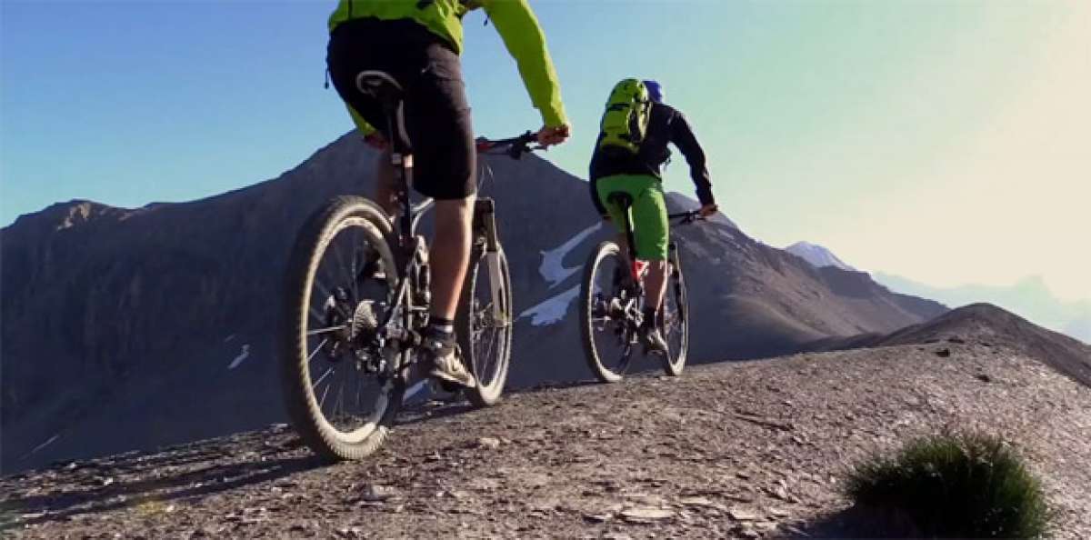 Practicando Mountain Bike en el Paso de Sanetsch (Alpes, Suiza)
