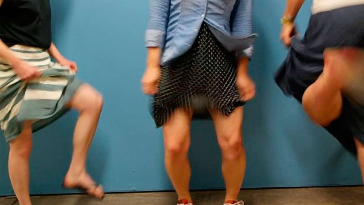 Para ciclistas urbanas: ¿Cómo montar (sin enseñar nada) en bicicleta llevando falda?