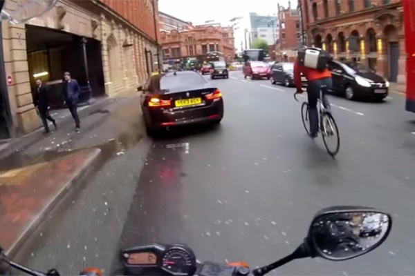 Así se salta un ciclista un semáforo en rojo... y choca contra un autobús