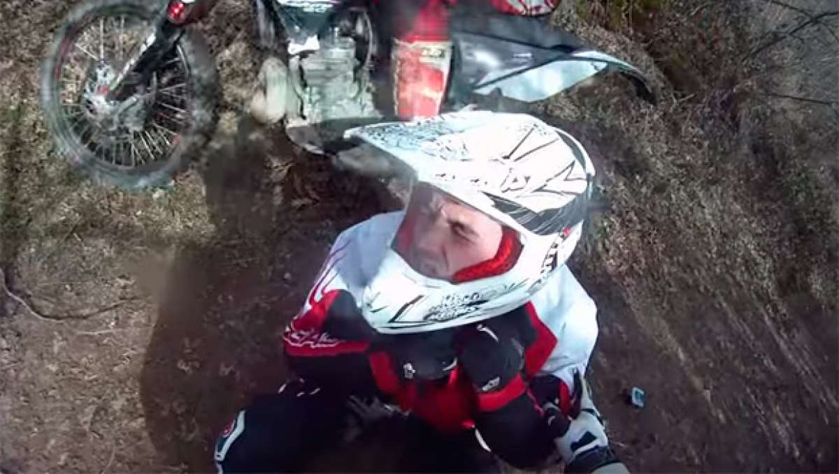 Terrorífico "encuentro" de un motorista de Enduro con una cuerda cruzada en el camino