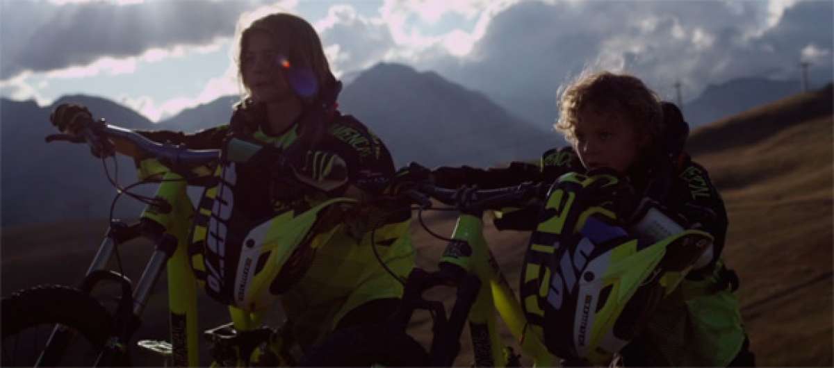 "Coubes Brothers", dos jóvenes promesas de 7 y 13 años rodando por las montañas de Suiza