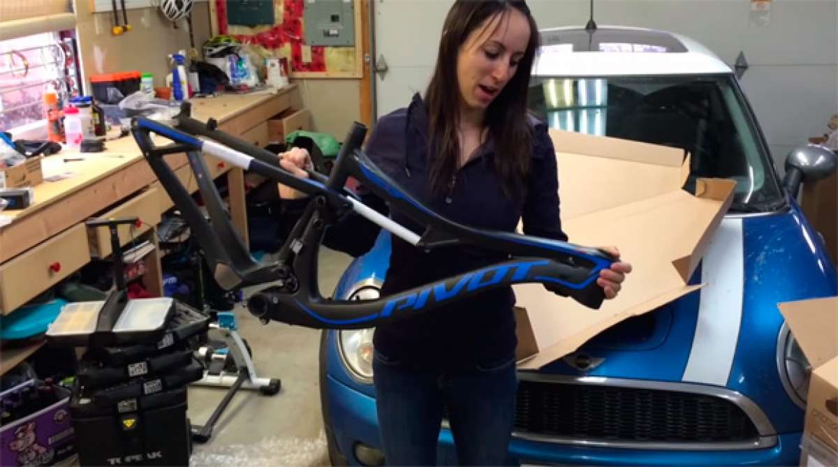 Desembalando la nueva Pivot Mach 429SL con Sonya Looney