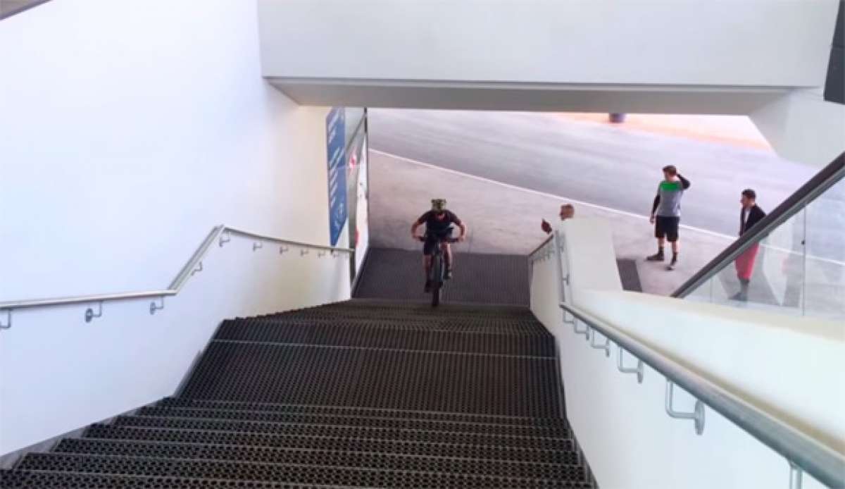 Subiendo por unas escaleras con una Specialized Turbo Levo FSR 6Fattie de 2016