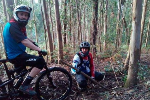 Estacas de madera para "empalar" ciclistas en los montes de Gondomar (Galicia)