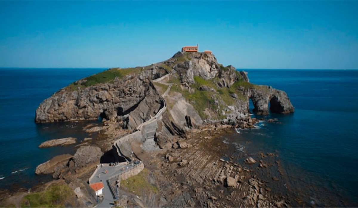Descendiendo la Ermita de Gaztelugatxe con Iraitz Etxebarria