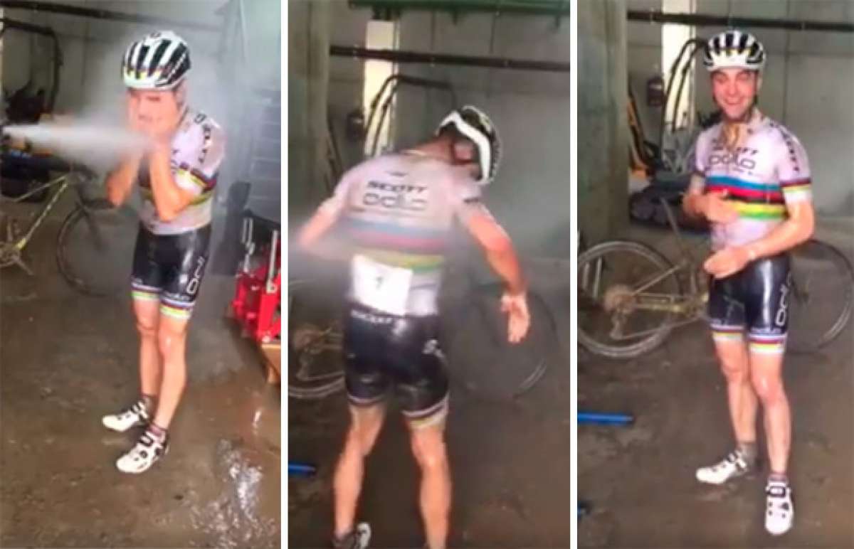 Así se limpia Nino Schurter el barro después de una carrera