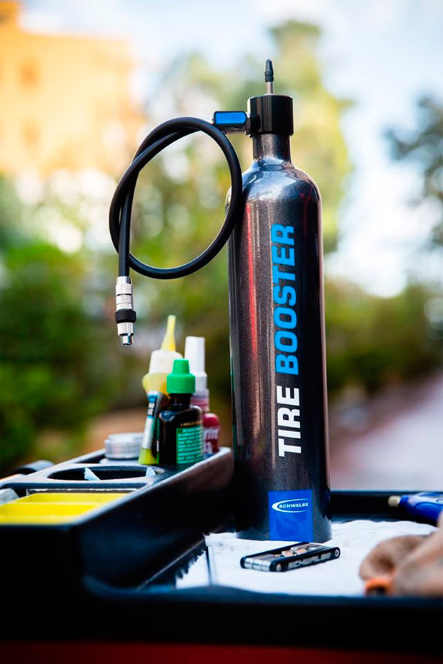 Schwalbe Tire Booster, un cartucho de aire comprimido para talonar "Tubeless" sin compresor