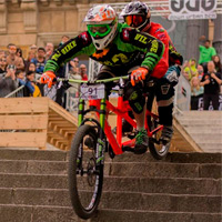 Un tándem con dos corredores (uno de ellos ciego) en la BUFF Down Urban Barcelona 2016