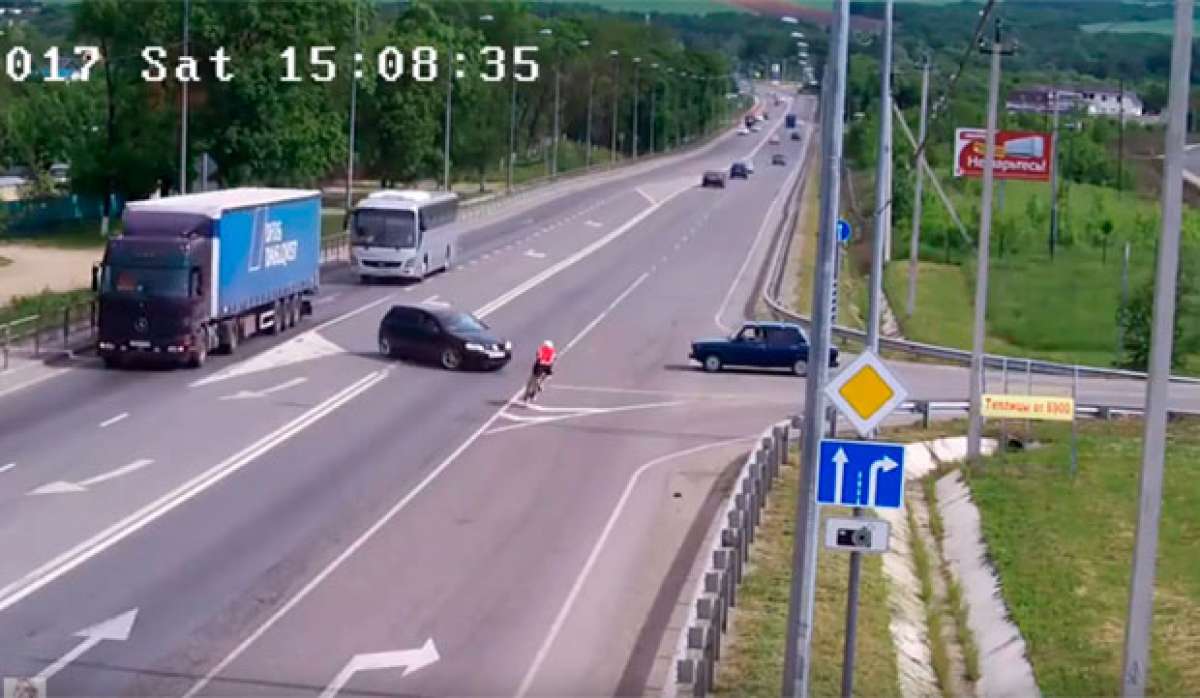 La vulnerabilidad (e invisibilidad) de los ciclistas en la carretera, resumida en un brutal atropello