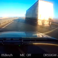 Pillado en Lituania un ciclista rodando por la autopista a más de 90 km/h a rebufo de un camión