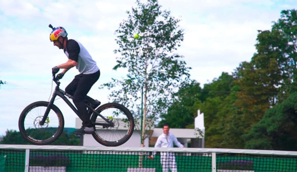 Danny MacAskill exhibiendo técnica en Wimbledon, el escenario más importante del mundo del tenis