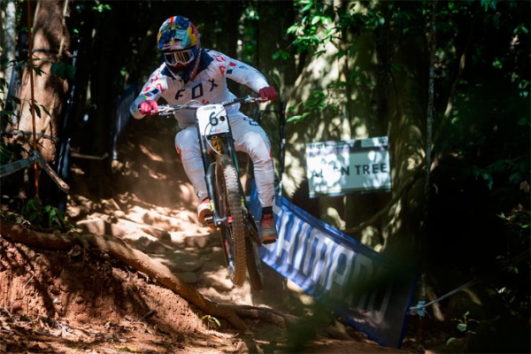 Loïc Bruni y Miranda Miller, campeones del mundo de DHI en Cairns