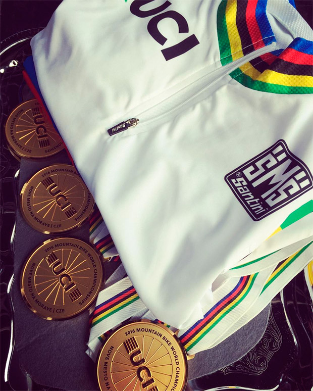 Dos novedades para las licencias federativas de 2017: código UCI exclusivo y categoría Sub-23 femenina