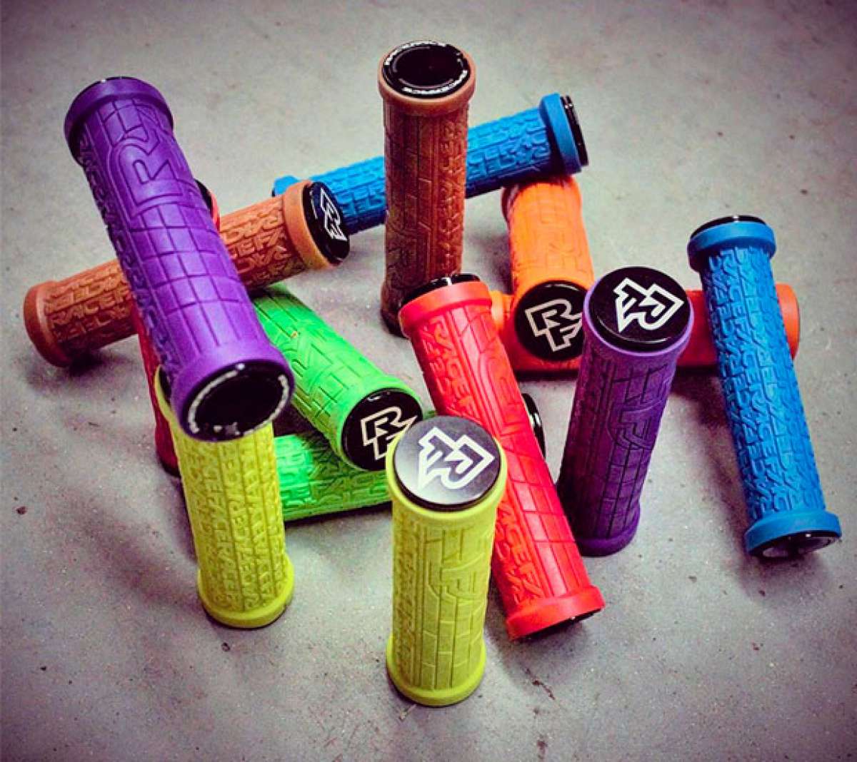 En TodoMountainBike: Máxima adherencia y doble fijación al manillar para los puños Race Face Grippler