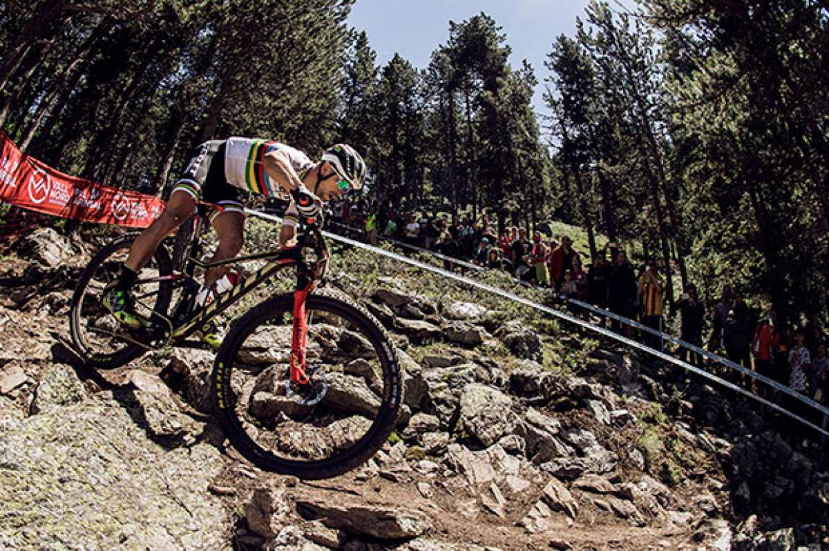 Nino Schurter y Yana Belomoina, imparables en la Copa del Mundo XCO 2017 de Vallnord