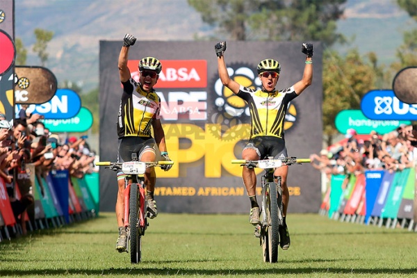 Nino Schurter y Matthias Stirnemann, vencedores de la Absa Cape Epic 2017