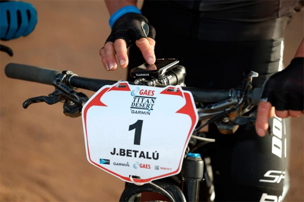 Josep Betalú y Anna Ramírez, campeones de la GAES Titan Desert by Garmin 2017