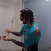 ¿Cómo limpiar la equipación ciclista después de una ruta? Vittorio Brumotti nos muestra su técnica