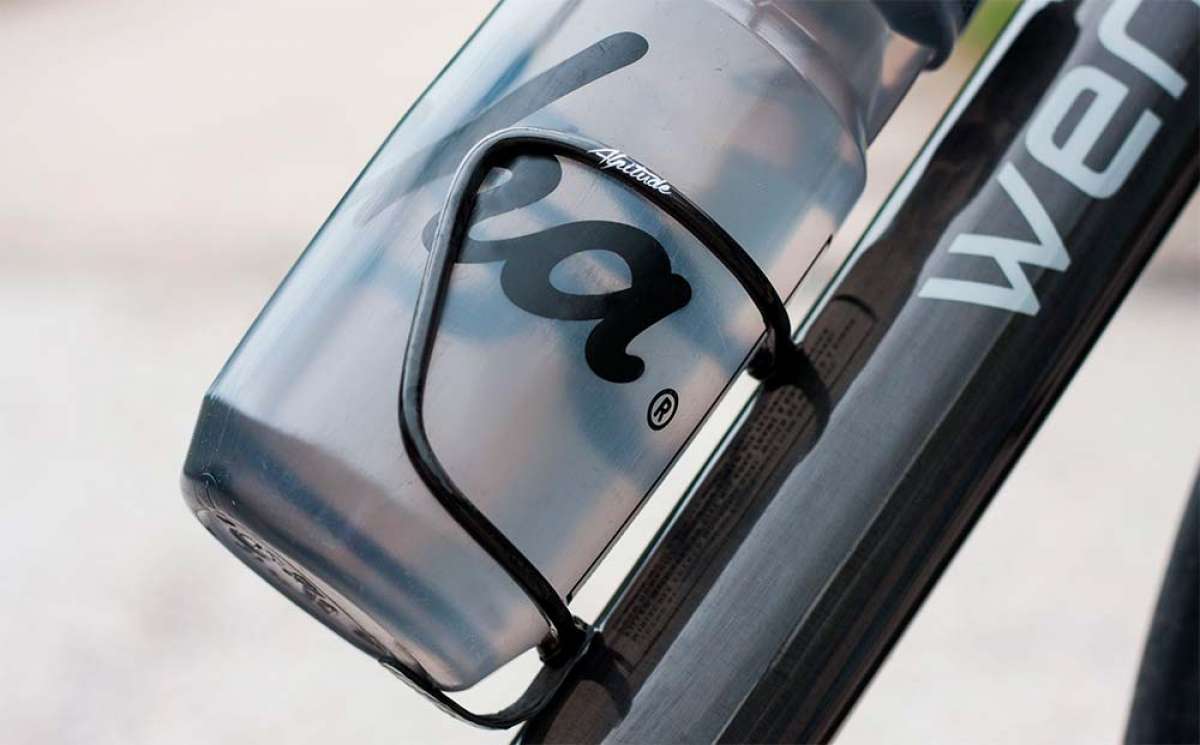 Para ciclistas obsesionados con la ligereza: Alpitude Superleggero, un portabidón de solo 9.5 gramos