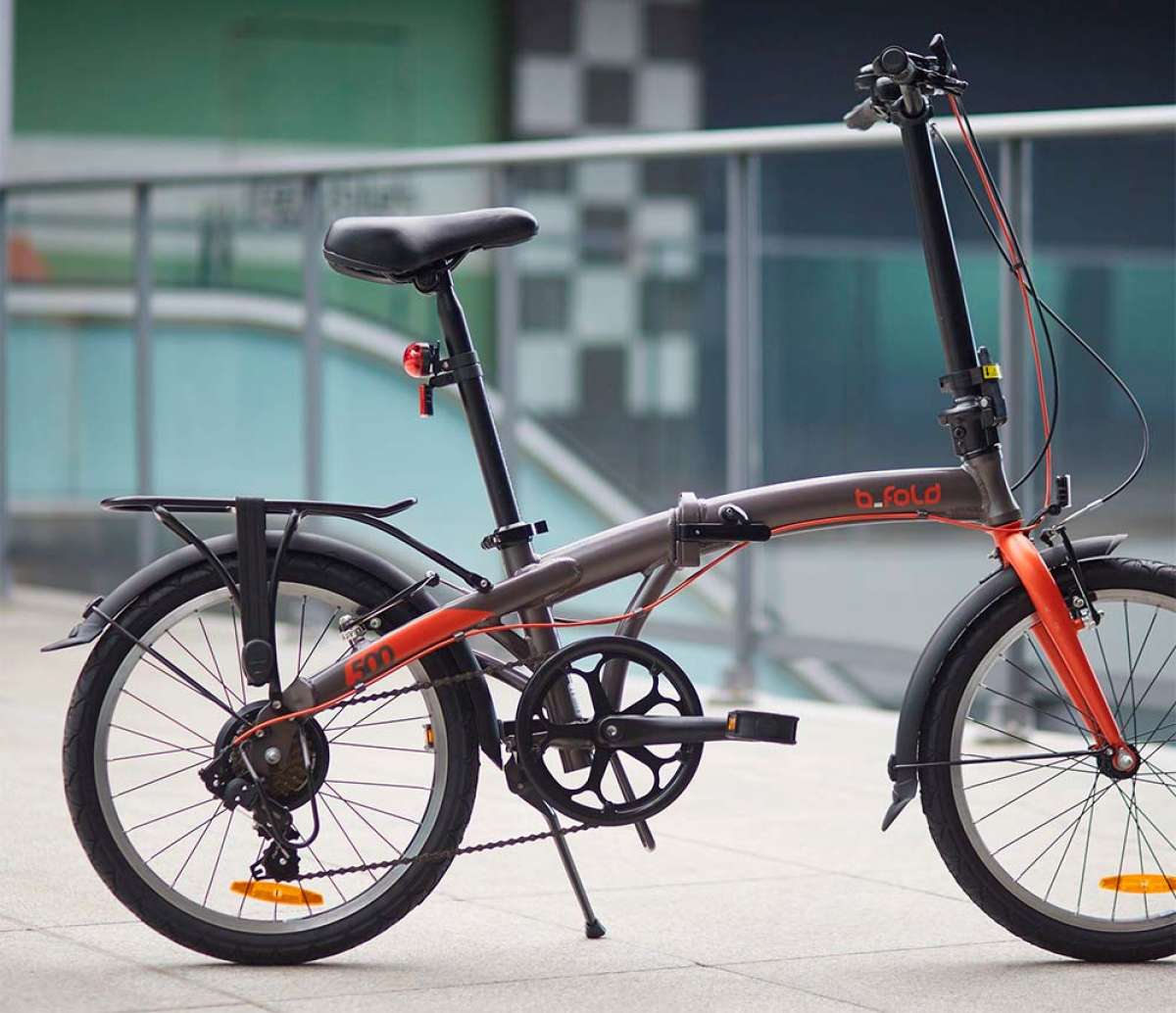 Decathlon retira del mercado dos de sus bicicletas plegables más vendidas por un fallo en la bisagra del cuadro