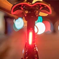 Knog Plus, una luz multifuncional y económica para ver y ser vistos sobre la bicicleta