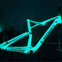 Así de espectacular queda una Specialized S-Works Epic con pintura fosforescente que brilla en la oscuridad