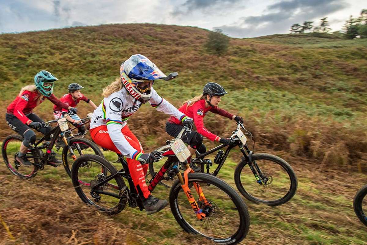 Rachel Atherton a la caza de 200 chicas: así fue la Red Bull Foxhunt 2018
