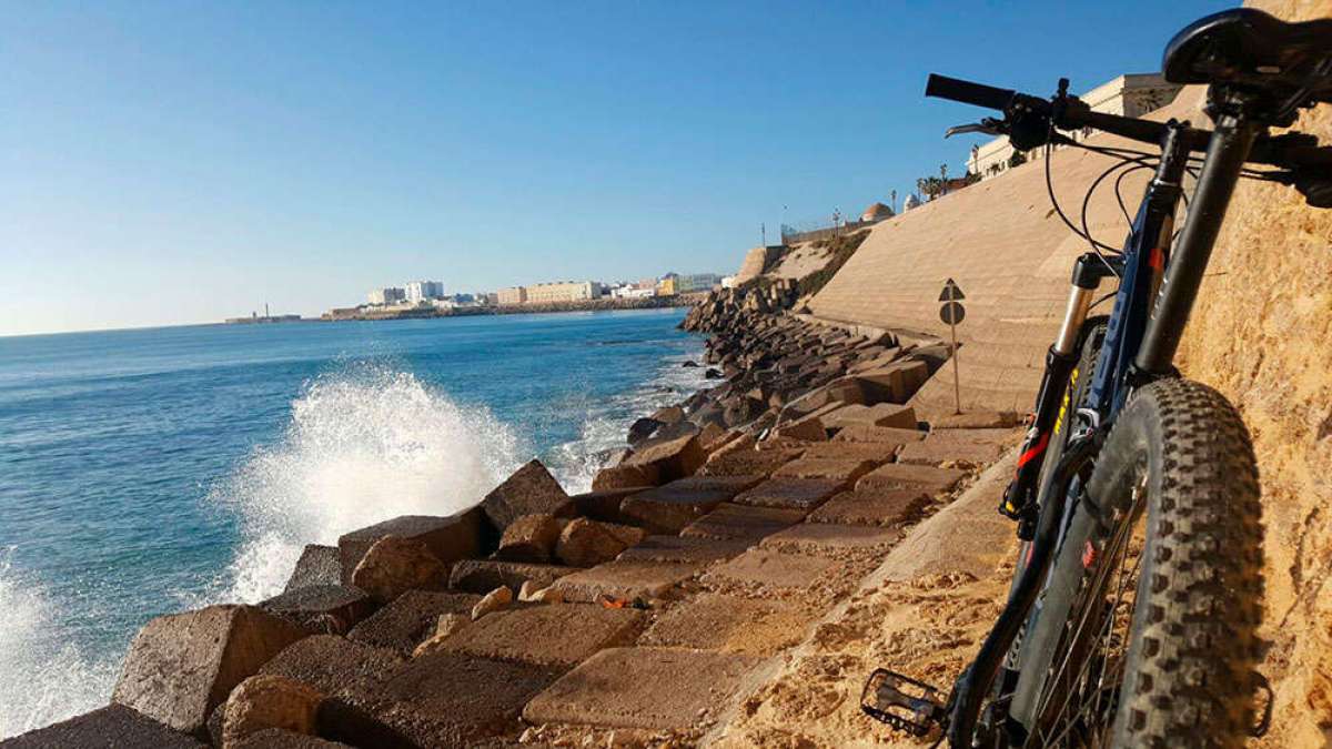 En TodoMountainBike: La foto del día en TodoMountainBike: 'Rompeolas (Cádiz)'