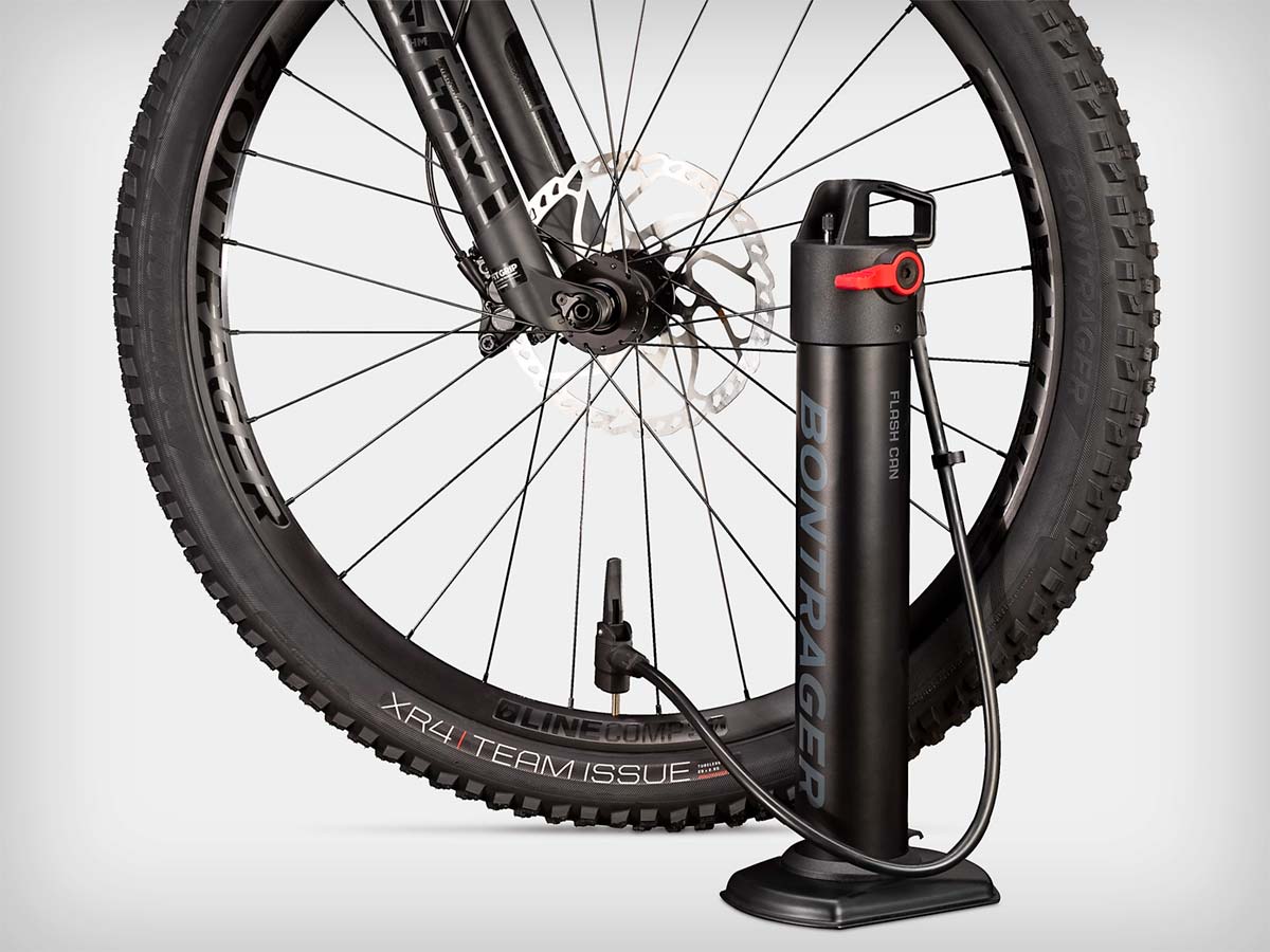 Bontrager TLR Flash Can, una botella de aire comprimido recargable para inflar neumáticos tubelizados sin compresor