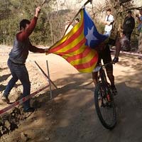 Carlos Coloma se cayó en Banyoles por culpa de una bandera independentista, su mecánico estalla