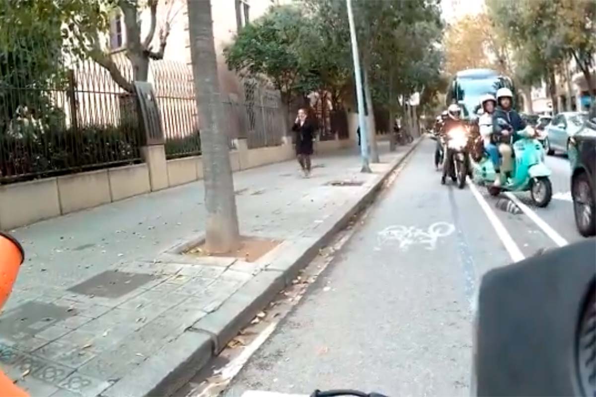 Un ciclista de Barcelona es agredido e insultado por denunciar la invasión del carril bici por parte de los motoristas