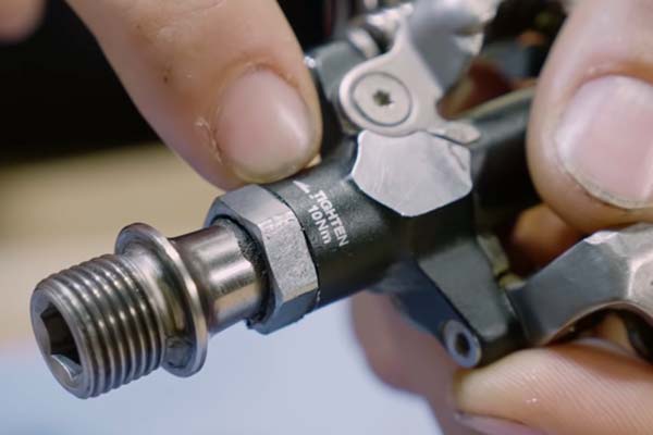 ¿Cómo se hace el mantenimiento de unos pedales Shimano? En este vídeo, la respuesta