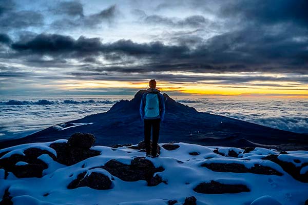 El ascenso de Tomi Misser al Kilimanjaro desde detrás de las cámaras