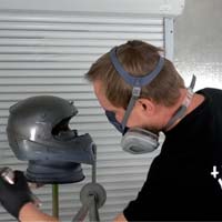 ¿Cómo pintar un casco integral con espray? ETOE lo muestra en este vídeo
