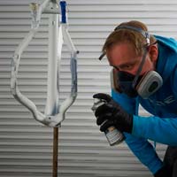 ¿Cómo pintar un cuadro de bici con espray y obtener un acabado profesional? ETOE lo explica en este vídeo