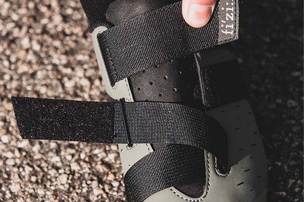 Fi'zi:k presenta las Terra Powestrap X4, unas zapatillas de alto rendimiento para ciclistas de Gravel