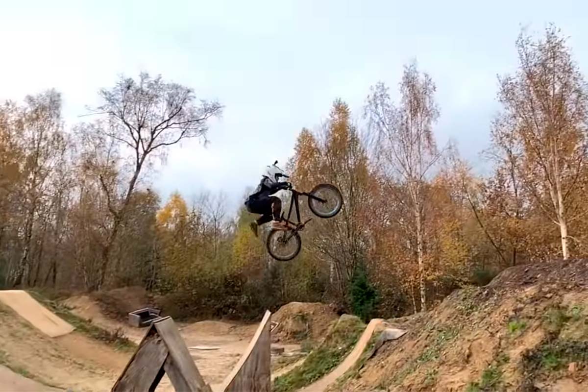 En TodoMountainBike: Harry Schofield, un 'biker' de 9 años que rueda mejor que el 99% de aficionados