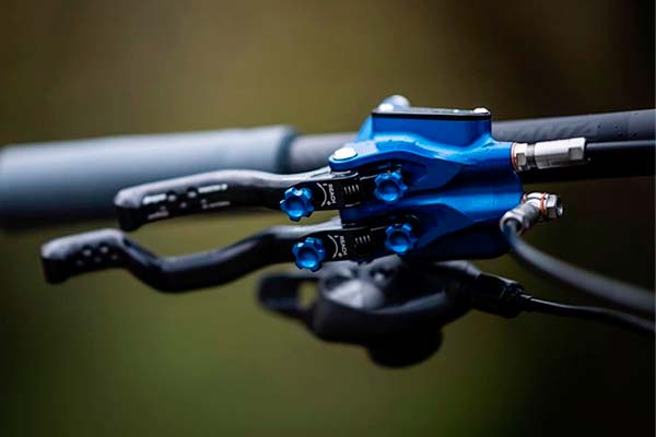 Hope Tech 3 Duo, una maneta de doble acción para frenar las dos ruedas con una sola mano