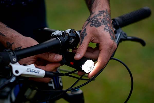 Knog PWR Mountain, un potente foco de 2.000 lúmenes con dos horas de autonomía a pleno rendimiento