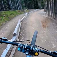 Siguiendo la rueda de Nico Vink en la Dirt Merchant del Whistler Bike Park