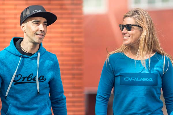 Orbea presenta su línea de ropa casual: camisetas, polos, sudaderas y gorras para el día a día
