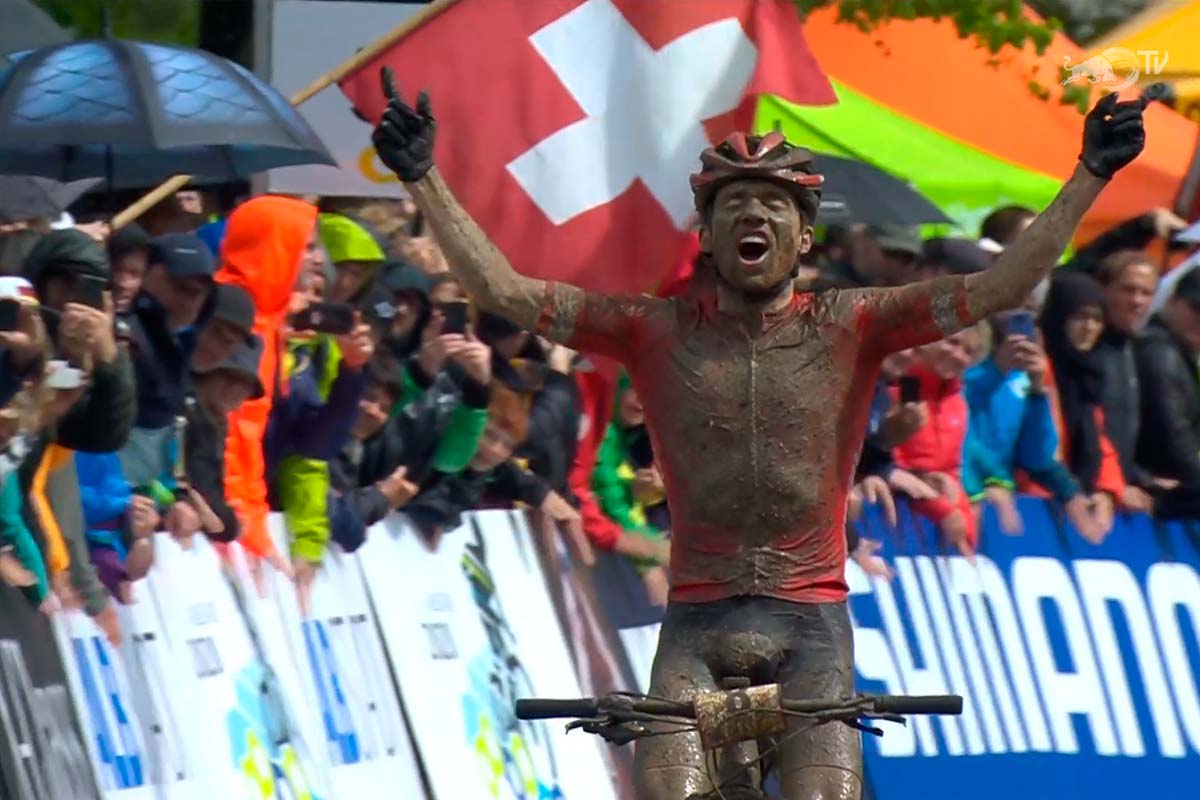 Copa del Mundo de XCO 2019: Mathias Flückiger gana en Albstadt una carrera pasada por agua