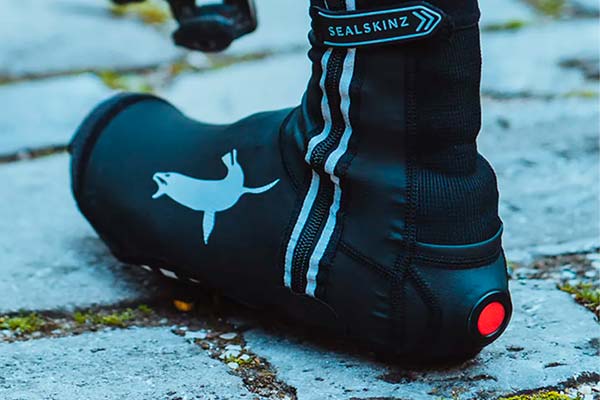 Sealskinz All Weather LED, unos cubrebotas con luz integrada visible a más de 500 metros