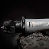Stan's NoTubes presenta DART, un sistema de reparación de pinchazos que reacciona químicamente al líquido sellante