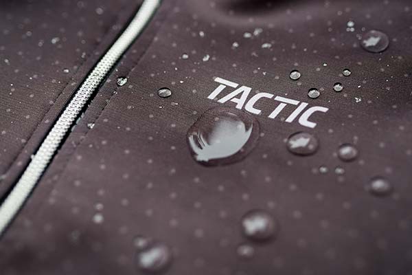 Tactic Adventure Membrana, una chaqueta 100x100 hidrorrepelente para pedalear bajo la lluvia