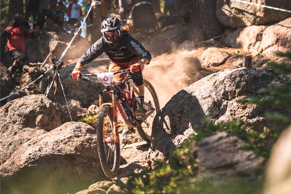 Thomas Lapeyrie y Becky Cook se despiden del Orbea Enduro Team