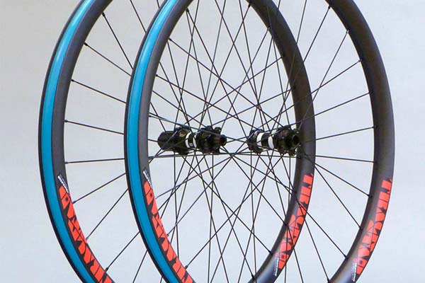 Trackstar Premium-33L, unas ruedas de carbono ligeras, resistentes y económicas para bicis de XC y Trail
