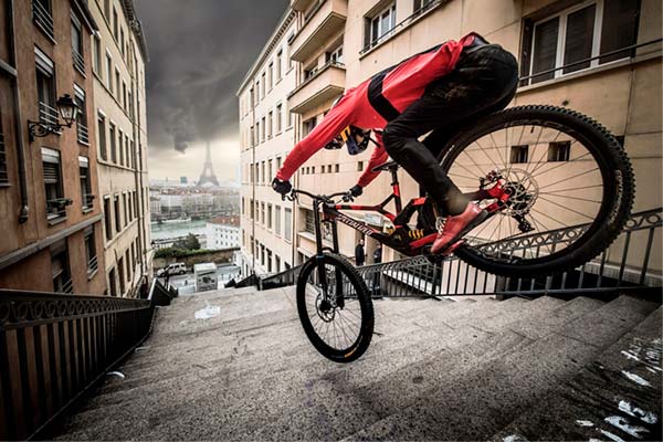 Fabio Wibmer demuestra en 'Urban Freeride Lives 3' por qué es uno de los bikers más famosos del mundo