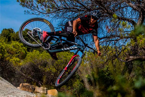 De vacaciones en Niza con Fabien Barel, Dimitri Tordo, Florian Nicolai y sus Canyon Strive